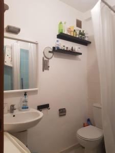 y baño con aseo blanco y lavamanos. en Appartement Riad Tanger, en Tánger