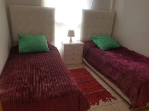 丹吉爾的住宿－Appartement Riad Tanger，两张睡床彼此相邻,位于一个房间里