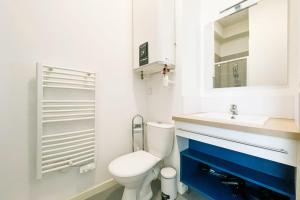 格勒諾布爾的住宿－Studio Caserne de Bonne Private residence #Y7，白色的浴室设有卫生间和水槽。
