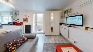a living room with a couch and a flat screen tv at Studio avec parking Rue de la Semm in Colmar