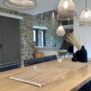 una sala da pranzo con tavolo in legno e sedie di Villa Tartaya a Dassia