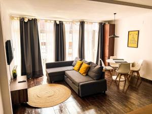 een woonkamer met een bank en een tafel bij Mush Rooms Apartments in Alicante