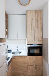 a kitchen with a sink and a microwave at Apartman Una in Kragujevac