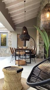comedor con mesa y sillas en Villa Tartaya en Dassia