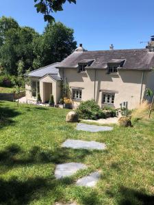 ein Haus mit einem Gehweg vor einem Hof in der Unterkunft Lillyville at Higher Treyone in Looe