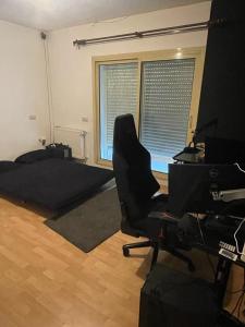 Zimmer mit einem Stuhl, einem Schreibtisch und einem Schlafzimmer in der Unterkunft GARDEN in HOME in Esenyurt
