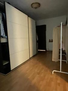 ein leeres Zimmer mit Holzboden und weißen Wänden in der Unterkunft GARDEN in HOME in Esenyurt