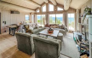 un soggiorno con divano e tavolo di Stunning Home In Gl With Sauna, Wifi And 4 Bedrooms a Gålå