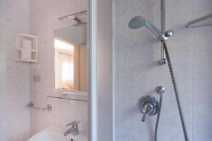 een badkamer met een douche en een wastafel bij Casa Doppia in Nago-Torbole