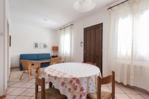 een woonkamer met een tafel en een blauwe bank bij Casa Doppia in Nago-Torbole