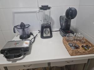 una encimera de cocina con licuadora y gafas. en Ático SALINAS de Mar, en Roquetas de Mar