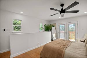 una camera con letto e ventilatore a soffitto di Lux Lake Travis ad Austin