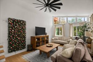 una sala de estar con un árbol de Navidad en la pared en Lux Lake Travis, en Austin