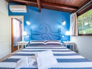 ジェレメアスにあるKala Nostraの青い壁のベッドルーム1室(大型ベッド1台付)