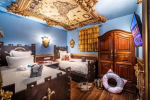 Postel nebo postele na pokoji v ubytování Hôtel Pirates World