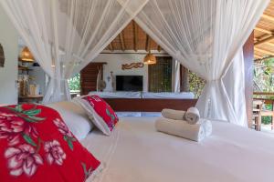 Giường trong phòng chung tại Bangalô Bromélia - Villa das Flores Trancoso