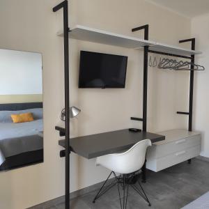 1 dormitorio con escritorio y 1 cama en Locanda Göghin, en Pieve Ligure