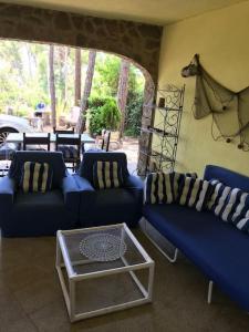 プラヤ・デアロにあるApartamento en Platja d'Aroのリビングルーム(青いソファ、コーヒーテーブル付)