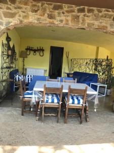 プラヤ・デアロにあるApartamento en Platja d'Aroの石壁の部屋(テーブル、椅子付)