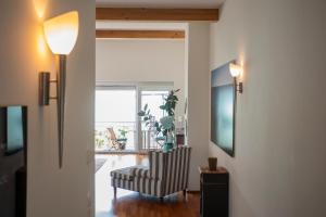 un soggiorno con una sedia e una finestra di Seeapartment Da Leopoldo II a Velden am Wörthersee