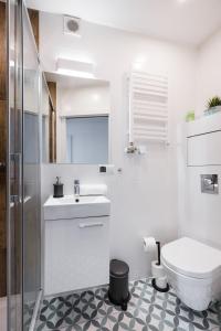 een witte badkamer met een toilet en een wastafel bij Beautiful apartment, great location, Old Town & Kazimierz in Krakau