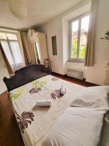 1 dormitorio con 1 cama grande y colcha con plantas. en Auberge du Crabère, en Melles