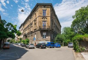 een hoog gebouw met auto's geparkeerd voor het bij Beautiful apartment, great location, Old Town & Kazimierz in Krakau