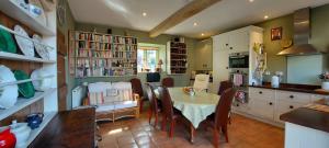 uma cozinha e sala de jantar com mesa e cadeiras em Beatrix Barn em Burnham Market