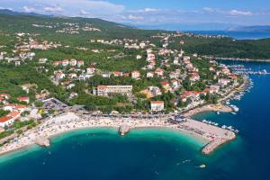 een luchtfoto van een resort aan een strand bij Villa Rene in Jadranovo