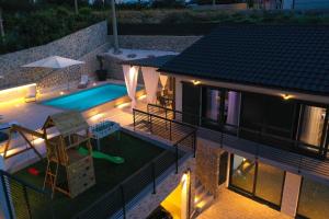 een luchtzicht op een huis met een zwembad in de nacht bij Villa Rene in Jadranovo