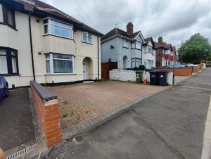 un aparcamiento de ladrillo frente a algunas casas en Beautiful Central Apartment en Leamington Spa