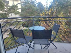 deux chaises et une table sur un balcon dans l'établissement Studio Triangle Divcibare, à Divčibare