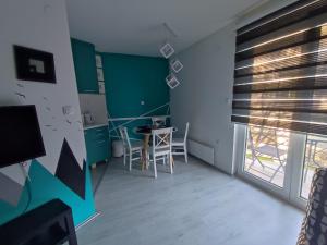 une pièce avec une table, des chaises et une fenêtre dans l'établissement Studio Triangle Divcibare, à Divčibare