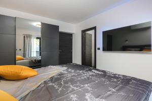 een slaapkamer met een groot bed en een spiegel bij Villa Rene in Jadranovo +26 foto's