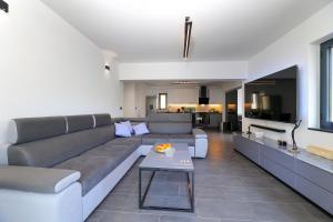 een woonkamer met een bank en een tafel bij Villa Rene in Jadranovo