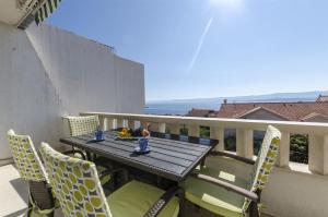 een tafel en stoelen op een balkon met uitzicht bij Apartment Anic in Bol