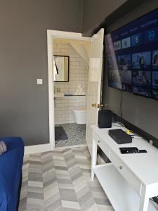 a room with a desk and a tv and a bathroom at 2 bedroom 2 bathroom apartment in Old St - Shoreditch - Zone 1 in London
