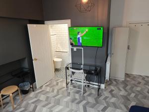 En tv och/eller ett underhållningssystem på 2 bedroom 2 bathroom apartment in Old St - Shoreditch - Zone 1