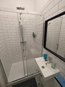 Ett badrum på 2 bedroom 2 bathroom apartment in Old St - Shoreditch - Zone 1