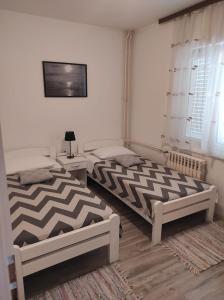 2 camas en una habitación con en Apartmani Dominik, en Zadar