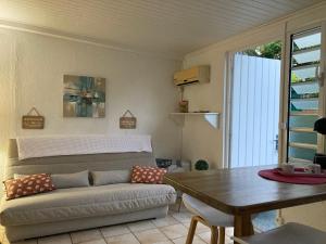 - un salon avec un canapé et une table dans l'établissement T2 Ti Joe Au cœur de Guadeloupe, à Lamentin