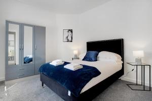 - une chambre avec un grand lit et une couverture bleue dans l'établissement Delightful Home in Seaham, Sleeps 4, à Seaham