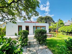 a white house with a garden at Babvirág Porta Fonyódliget in Fonyód