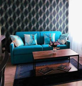 een blauwe bank in een woonkamer met een salontafel bij chazi and cosy in Toulouse