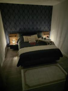 een slaapkamer met een bed en een tafel. bij chazi and cosy in Toulouse