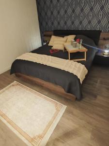een slaapkamer met een bed en een tafel met een tapijt bij chazi and cosy in Toulouse