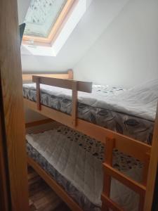 Bunk bed o mga bunk bed sa kuwarto sa Vila Tutić Apartman 1 i Apartman 2