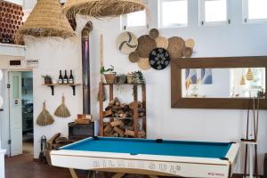 um quarto com uma mesa de bilhar e alguns itens celulares em Duna Parque Beach Club - Duna Parque Group em Vila Nova de Milfontes