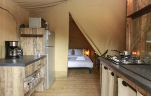 cocina con cama en una habitación en Domaine Résidentiel de Plein Air Odalys Le Vieux Moulin, en Erquy