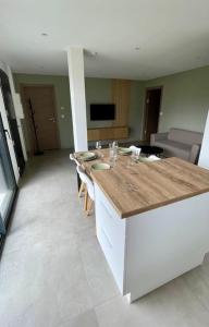 - une cuisine avec un comptoir en bois dans l'établissement Logement neuf pour 4 personnes avec piscine, à Chambéry